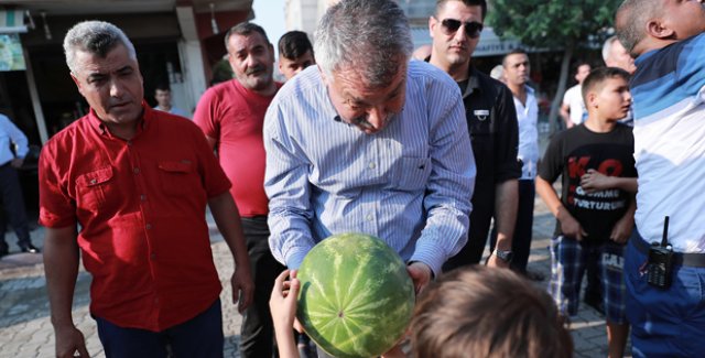 Seyhan Belediyesi'nden Adanalılara Ücretsiz Karpuz Dağıtımı