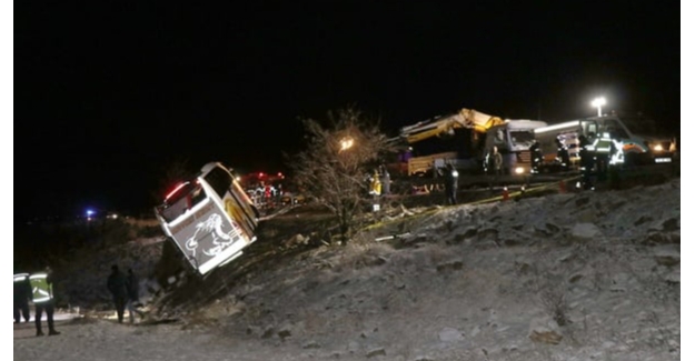 Yolcu Otobüsü Şarampole Devrildi: 4 Ölü, 24 Yaralı