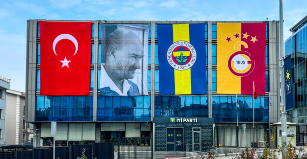 İYİ Parti Genel Merkezi'ne Galatasaray Ve Fenerbahçe'nin Bayrakları Asıldı
